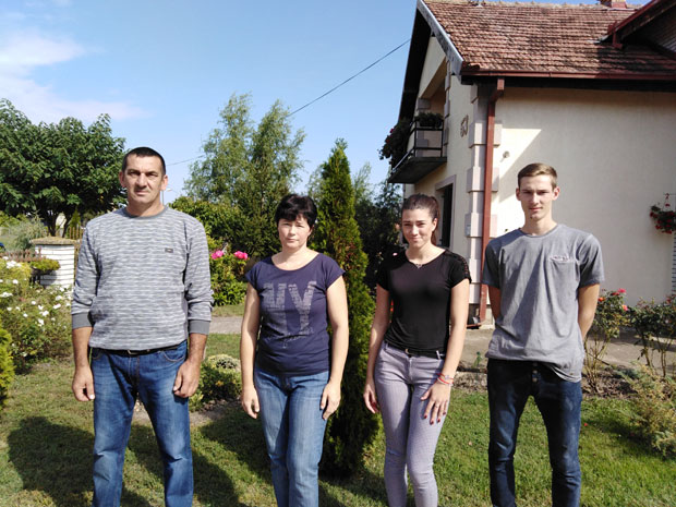 ПОСЛЕ МАТУРЕ ОДМАХ НА ЊИВУ: Милан (15) се не плаши тешког рада, а трактор вози од малих ногу